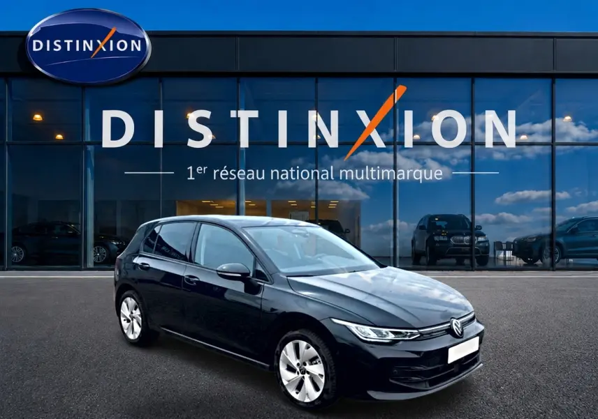 Volkswagen Golf noir 2026 vue 3/4 avant droit devant showroom Distinxion avec jantes alu 17 pouces.