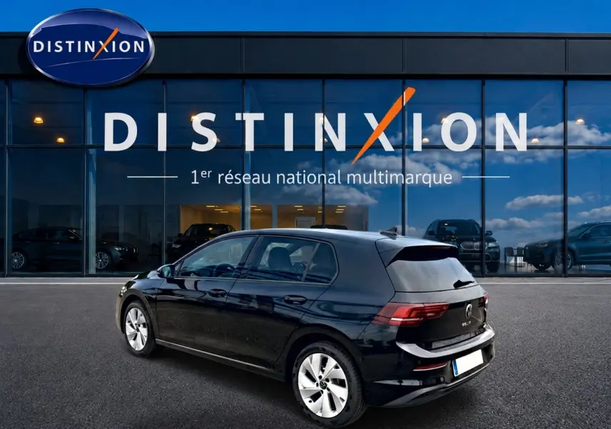 Volkswagen Golf 1.5 ETSI Evo2 noir vue 3/4 arrière droit devant showroom Distinxion.