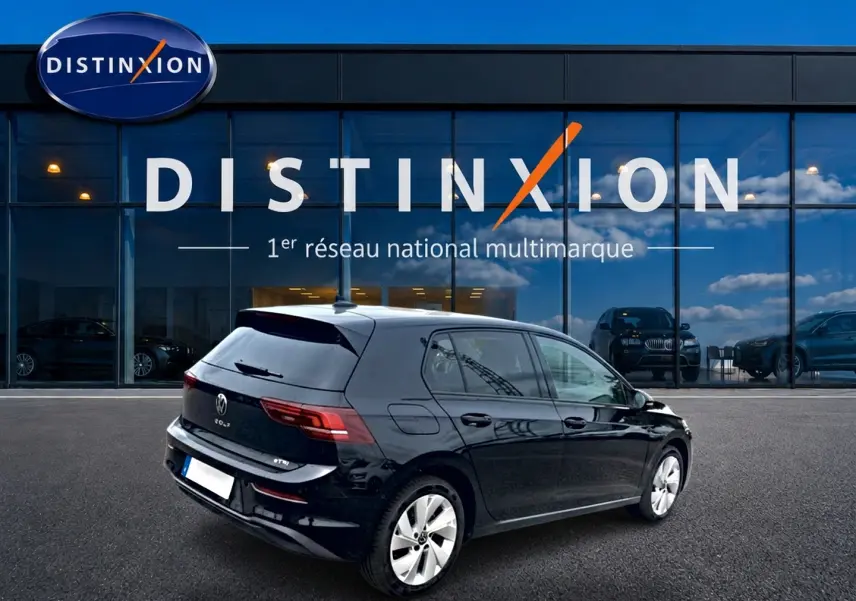 Volkswagen Golf 1.5 etsi evo2 noir vue 3/4 arrière droit devant showroom Distinxion.