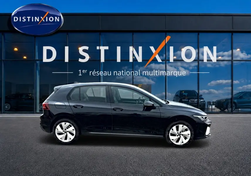Volkswagen Golf 1.5 etsi evo2 noir vue de profil côté gauche devant une vitrine avec logo Distinxion.