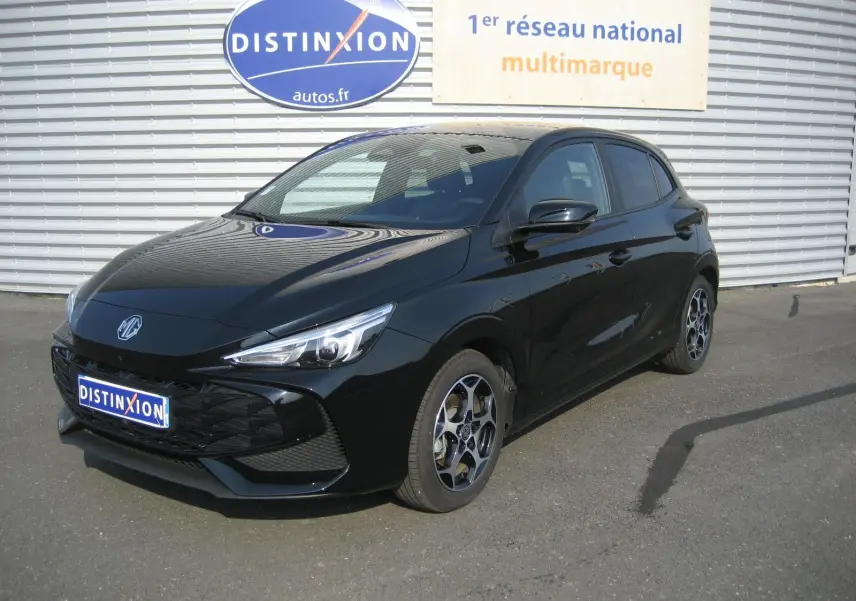 MG3 1.5 HYBRID+ noir en 3/4 avant droit, avec jantes alliage et calandre noire distinctive.