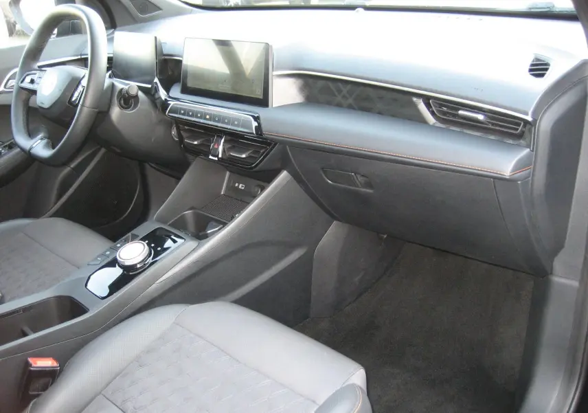 Vue intérieure côté passager du tableau de bord et console centrale du MG3 1.5 HYBRID+ noir 2024 avec écran tactile et sellerie tissu.