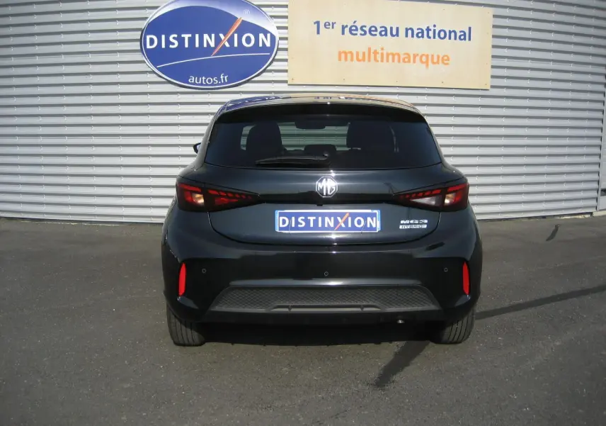 Vue arrière d'une MG3 noire 2024 hybride, avec feux arrière LED et logo MG bien visible sur un parking.