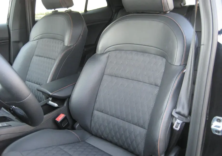 Gros plan sur les sièges avant en cuir noir avec surpiqûres orange de la MG3 1.5 HYBRID+ 195 CH LUXURY 2024.