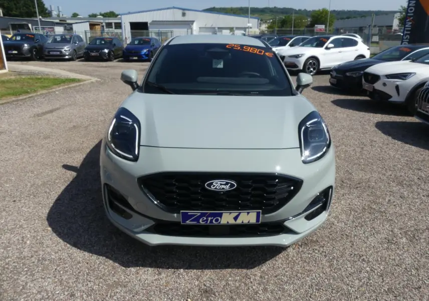 Vue frontale d'une Ford Puma 2025 gris métallisé avec calandre noire et phares LED en forme de C.