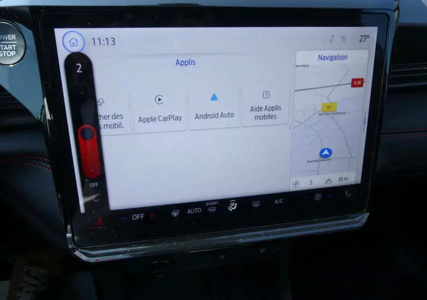 Écran tactile central du Ford Puma 2025 montrant la navigation et options Apple CarPlay et Android Auto.
