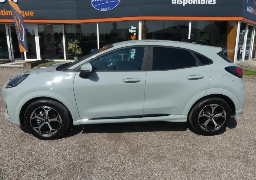 Profil côté gauche d'un Ford Puma 2025 gris clair avec jantes alliage 17 pouces et vitres arrière surteintées.