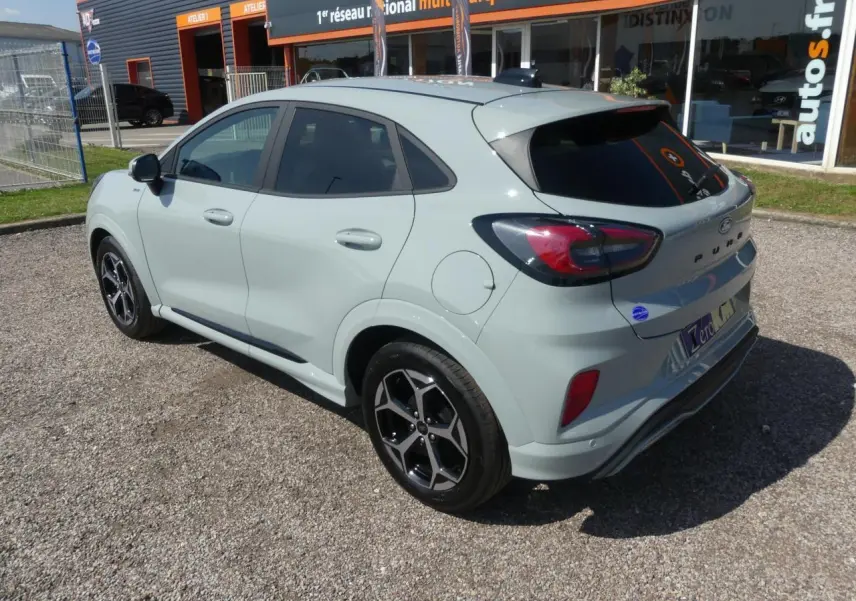 Vue 3/4 arrière droit du Ford Puma 2025 gris métallisé avec jantes alliage et vitres arrière surteintées.