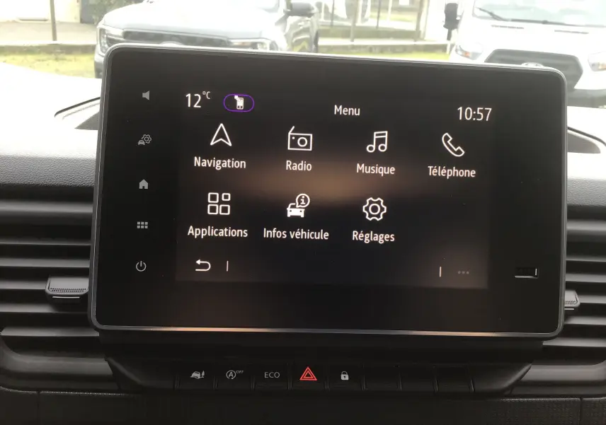Écran tactile central du Renault Trafic Fourgon blanc 2025 affichant le menu principal avec navigation et radio.