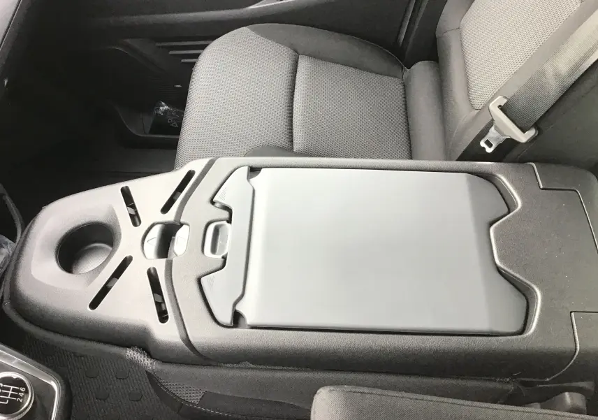 Détail de la console centrale et siège avant gris du Renault Trafic Fourgon L1H1 2025, vue intérieure côté conducteur.