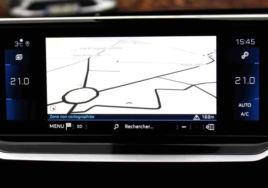 Écran tactile central du Peugeot 2008 II affichant la navigation et la climatisation à 21°C.