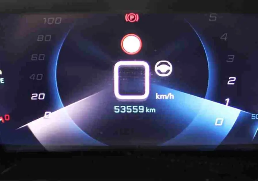 Affichage numérique du tableau de bord du Peugeot 2008 gris platinium, indiquant 105 km d'autonomie et 53 559 km au compteur.