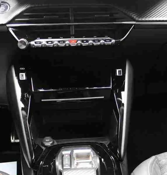 Vue rapprochée de la console centrale et de l'écran tactile du Peugeot 2008 gris platinium, version 2022 essence automatique.