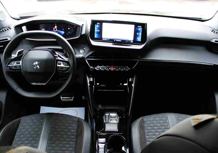 Intérieur de la Peugeot 2008 II 1.2 PureTech 130 ch Roadtrip 2022, tableau de bord et volant compact vus de face.