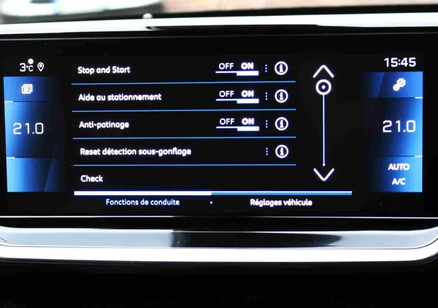 Écran tactile central du Peugeot 2008 II 2022 affichant les réglages de conduite et la climatisation à 21°C.
