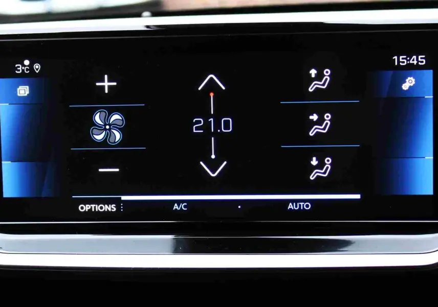 Écran tactile du système de climatisation automatique affichant 21°C dans un Peugeot 2008 gris platinium.