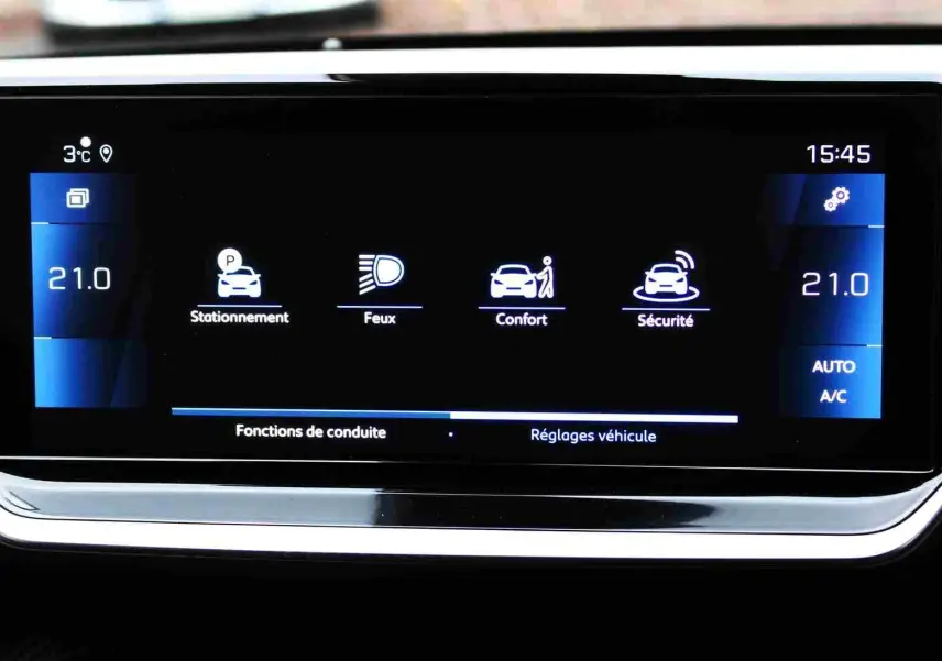 Écran tactile central du Peugeot 2008 2022 affichant les réglages de conduite et la climatisation à 21°C.