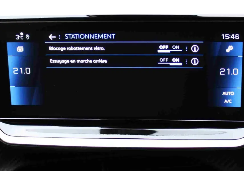 Écran tactile central du Peugeot 2008 gris platinium affichant les réglages de stationnement et climatisation à 21°C.