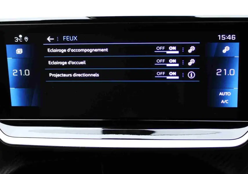 Écran tactile central du Peugeot 2008 II affichant les réglages des feux et la température intérieure à 21°C.