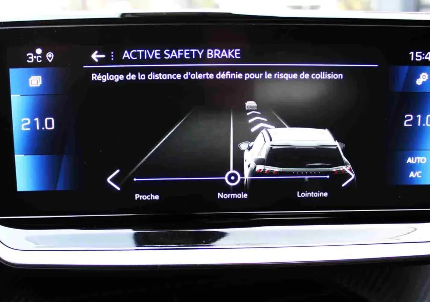 Écran tactile intérieur montrant le réglage de la distance d'alerte collision sur Peugeot 2008 gris platinium.