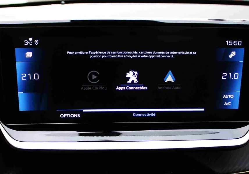 Écran tactile central du Peugeot 2008 gris platinium de 2022 affichant les options de connectivité Apple CarPlay et Android Auto.