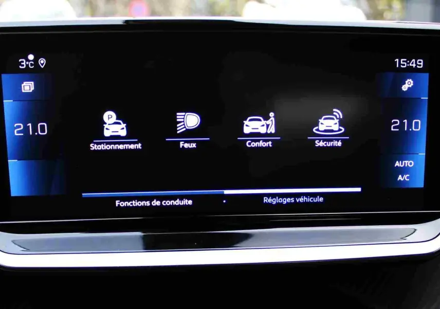 Écran tactile central du Peugeot 2008 2022 affichant les réglages de conduite et la climatisation à 21°C.