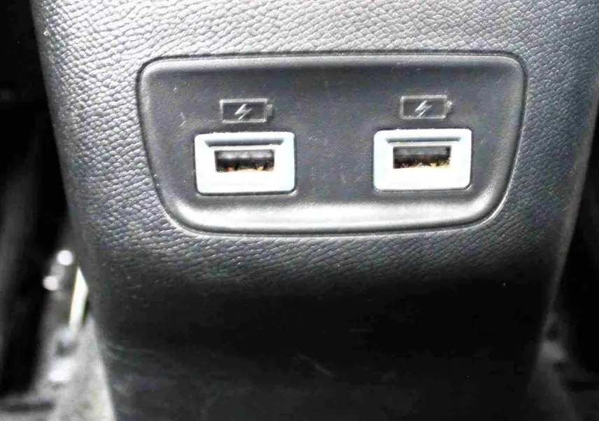 Prise USB double pour recharge à l'arrière de la console centrale du Peugeot 2008 gris platinium 2022.