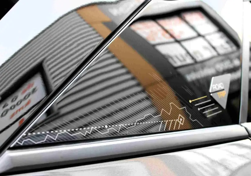 Détail du logo Road Trip sur la vitre arrière côté gauche d'un Peugeot 2008 gris platinium 2022.