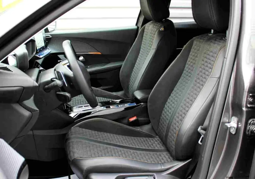 Intérieur avant droit du Peugeot 2008 gris platinium 2022, sièges tissu et cuir avec surpiqûres contrastées.