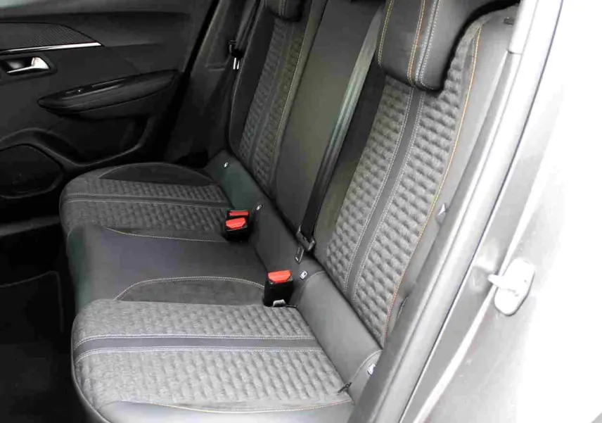 Vue côté droit des sièges arrière gris foncé avec surpiqûres orange du Peugeot 2008 II Roadtrip 2022.