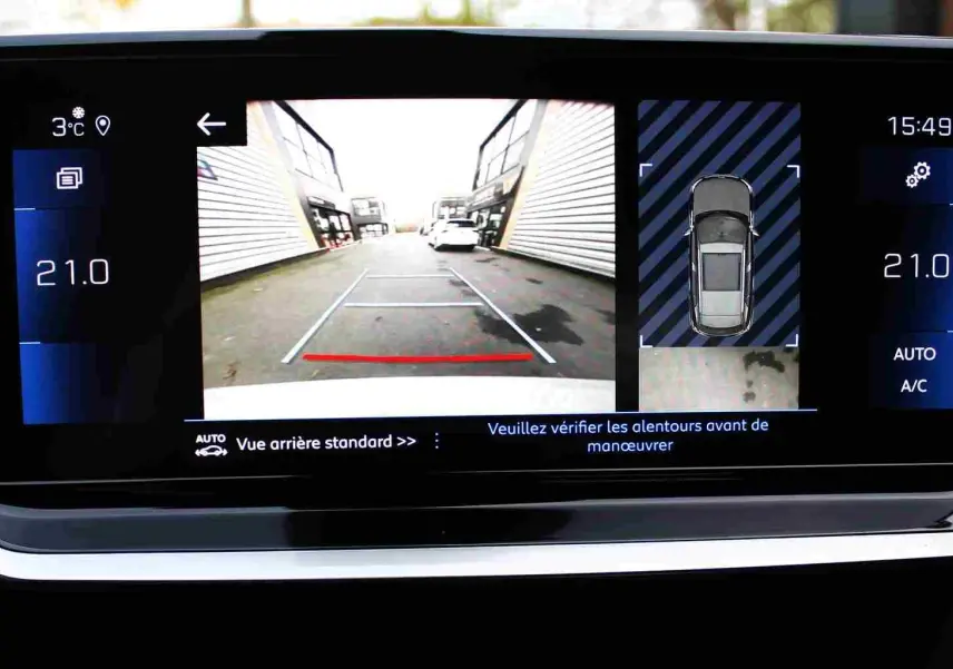 Écran multimédia montrant la caméra de recul et l'affichage de la climatisation du Peugeot 2008 gris platinium.