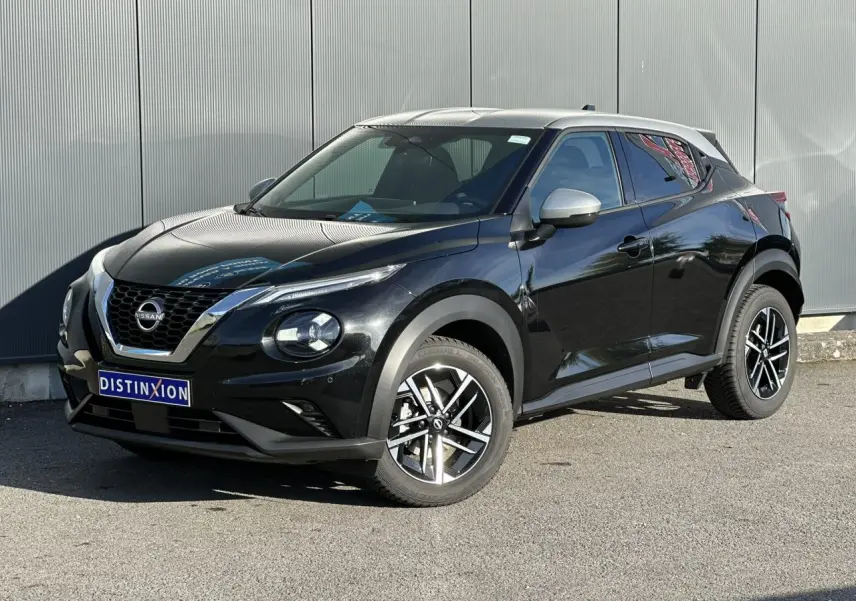 Nissan Juke noir métallisé en 3/4 avant droit, avec jantes alliage 17'' et calandre chromée distinctive.