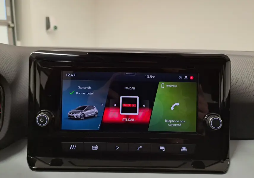 Écran tactile central de la SEAT Ibiza 2025 affichant radio, statut véhicule et téléphone non connecté.