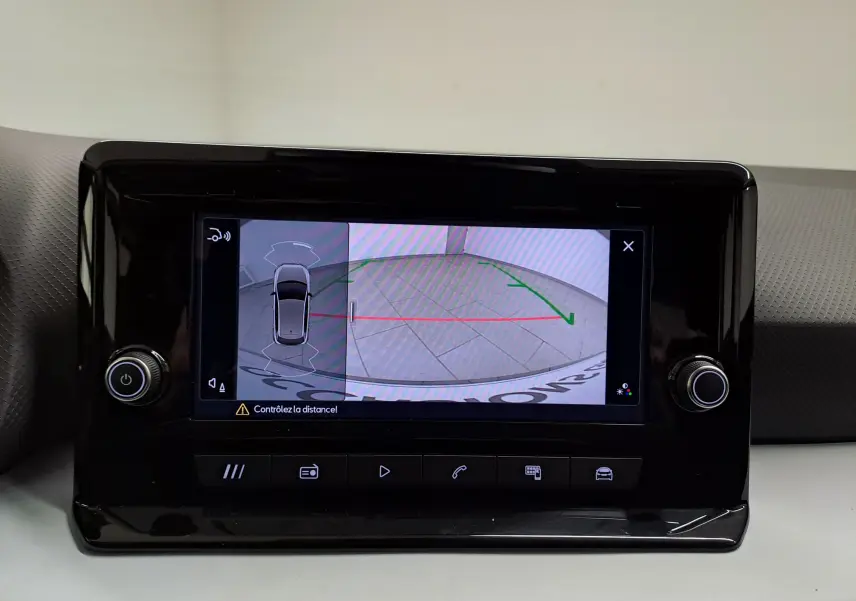 Écran tactile central de la SEAT Ibiza 2025 montrant la caméra de recul avec guidage de trajectoire.