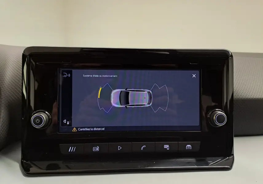 Écran tactile central du tableau de bord montrant l'aide au stationnement du SEAT Ibiza 2025 en gris magnétique.