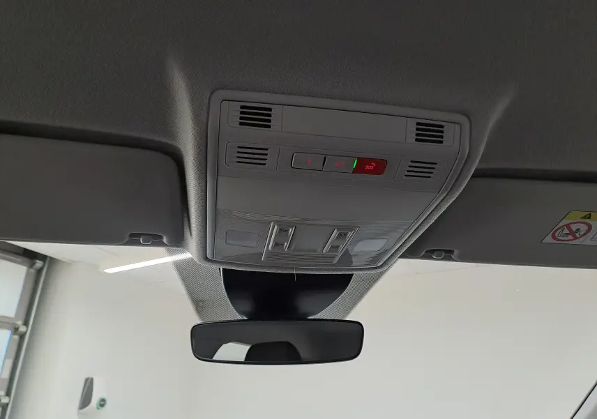 Vue intérieure du plafonnier avec commandes d'éclairage et bouton SOS du SEAT Ibiza 2025 gris magnétique.