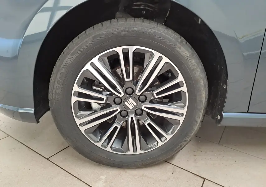 Gros plan sur la roue avant droite de la SEAT IBIZA 1.0 TSI 115 DSG7 Copa gris magnétique avec jante alliage multibranches.