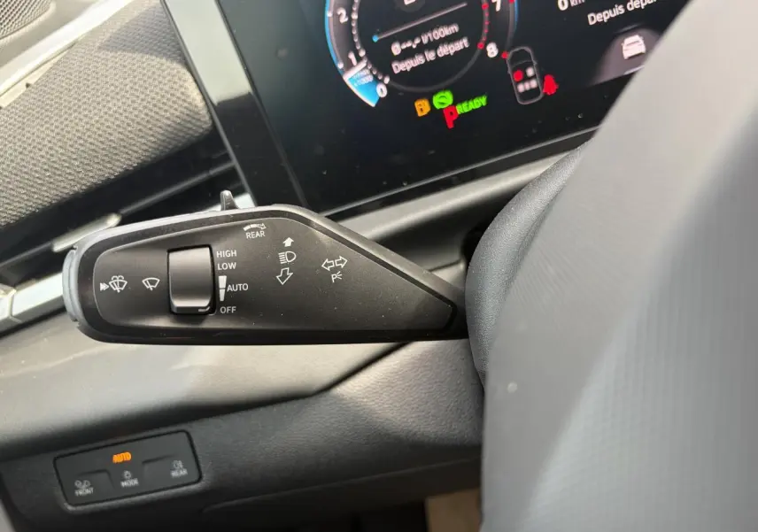 Gros plan sur la manette d’essuie-glace gauche du Volkswagen T-Roc 2026, tableau de bord numérique en arrière-plan.