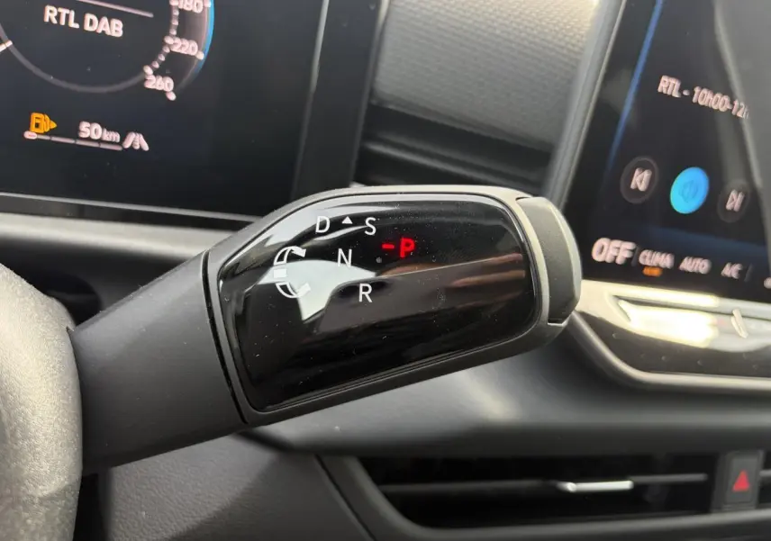 Le levier de boîte automatique du Volkswagen T-Roc 2026 en gros plan, avec affichage des modes de conduite.