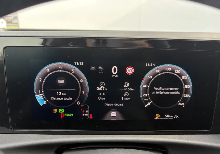 Affichage numérique du tableau de bord du Volkswagen T-Roc 2026, avec compte-tours et vitesse en km/h.