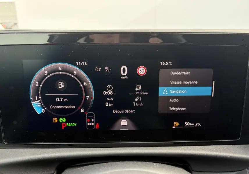Affichage digital du tableau de bord du Volkswagen T-Roc avec menu navigation et indicateurs de consommation et vitesse.