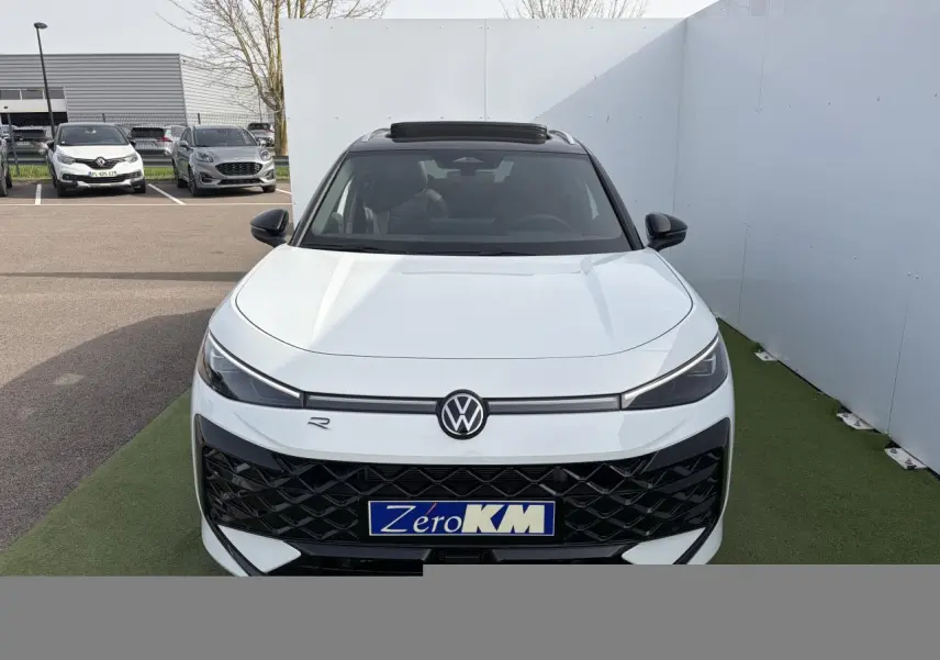 Vue avant d'un Volkswagen T-Roc blanc pur avec toit noir panoramique et calandre noire au design R-Line.