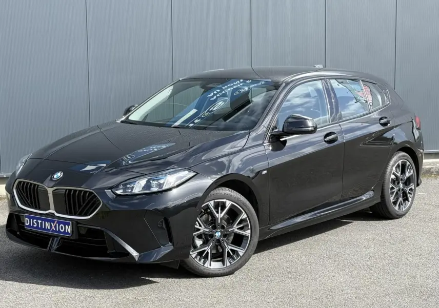 BMW Série 1 118d M Sport Saphirschwarz vue 3/4 avant droit avec jantes alliage 18 pouces et calandre noire.