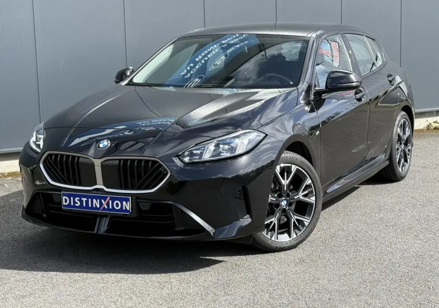 BMW Série 1 118d M Sport Saphirschwarz vue 3/4 avant droit avec jantes alliage 18 pouces et calandre noire.