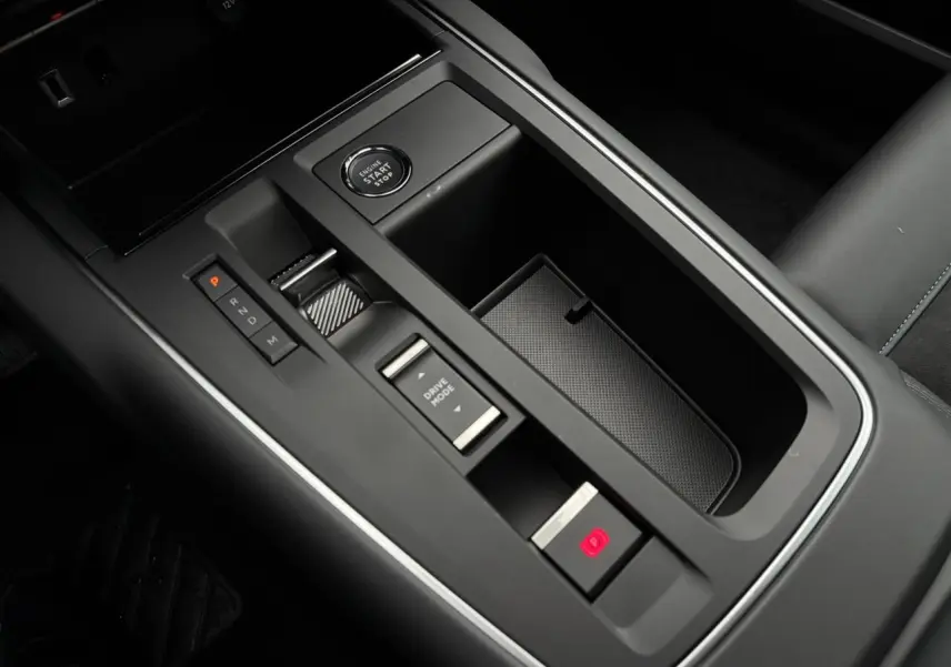 Vue rapprochée de la console centrale noire du Citroën C5 Aircross 2025 avec bouton start/stop et commande boîte auto.