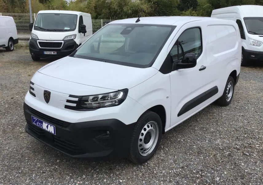 Peugeot Partner blanc en vue 3/4 avant droit, utilitaire compact avec pare-chocs noir et jantes acier.