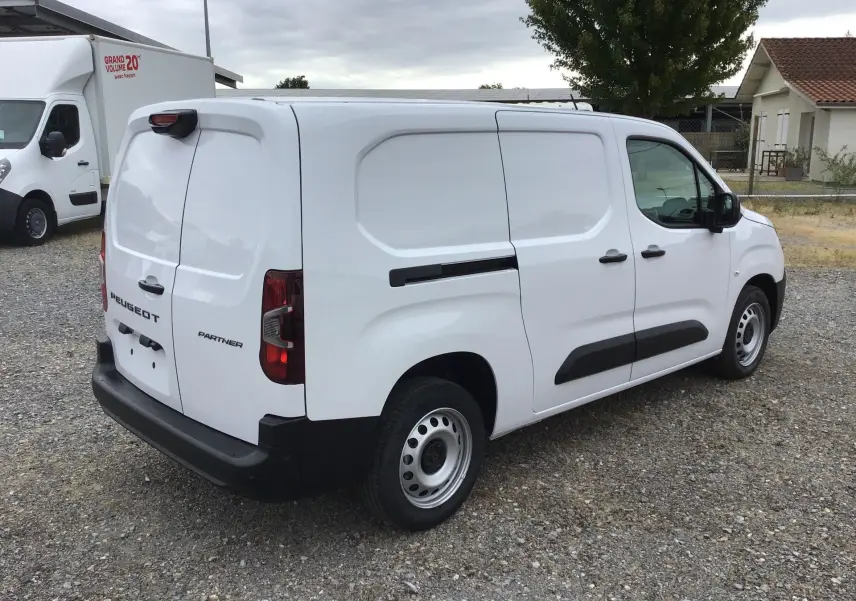 Vue 3/4 arrière droite d’un utilitaire Peugeot Partner blanc, avec portes arrière battantes et protections latérales noires.
