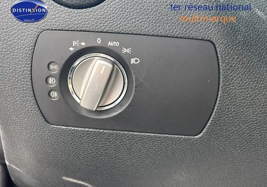 Gros plan sur le bouton de commande des phares sur tableau de bord noir d'une Mercedes SLK 55 AMG 7G-Tronic 2009.