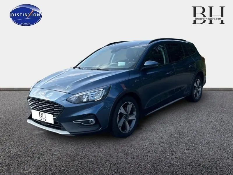 Ford Focus 2019 bleu azur métallisé vue 3/4 avant droit avec jantes alliage et vitres arrière surteintées