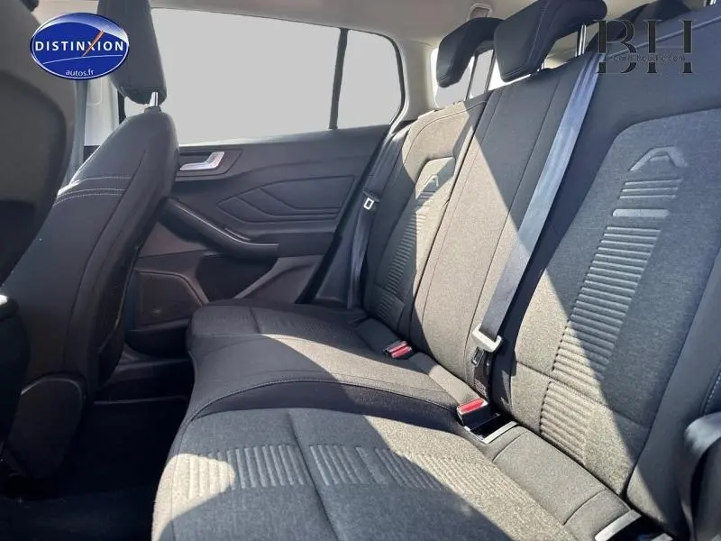 Vue latérale intérieure des sièges arrière en tissu noir avec motifs sur une Ford Focus 2019 bleu azur métallisé